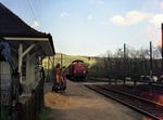 V 100 2221 läuft mit P 2733 im Haltepunkt Michelbach/Bilz ein. (19.04.1968) <i>Foto: Slg. Eisenbahnstiftung</i>
