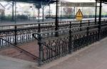 Kunstvolles Treppengeländer am Bahnsteigabgang Gleis 2/3 im Bahnhof Schifferstadt. Schifferstadt liegt an der "pfälzischen Ludwigsbahn" Mannheim - Saarbrücken, gleichzeitig zweigt hier die Bahnlinie nach Wörth ab. (21.04.1983) <i>Foto: Peter Schiffer</i>