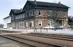 Empfangsgebäude des Bahnhofs Grombach an der Strecke Heidelberg - Bad Friedrichshall. (21.04.1983) <i>Foto: Peter Schiffer</i>