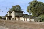 Der Bahnhof Köln-Worringen entstand 1855 im Kölner Norden an der Strecke Dormagen - Neuss. Im Zuge des S-Bahnausbaus sollte das älteste Kölner Bahnhofsgebäude Ende der 1980er Jahre abgerissen werden. Von 1987 bis 1990 wurde das mitlerweile unter Denkmalschutz stehende Hauptgebäude durch einen eigens gegründeten Verein ab- und in Köln Nippes auf dem Gelände des ehemaligen Ausbesserungswerkes wieder aufgebaut. (24.04.1981) <i>Foto: Peter Schiffer</i>