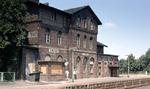 Das im September 1981 abgerissene Empfangsgebäude des Bahnhofs Liblar (seit 1990: Erftstadt) an der Eifelbahn Köln - Jünkerath. (08.07.1981) <i>Foto: Peter Schiffer</i>
