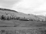 Ein BLS-Triebwagen auf der Berner Oberlandbahn (BOB) kurz vor Samstagern. (12.06.1966) <i>Foto: Slg. Eisenbahnstiftung</i>