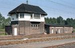 Das Stellwerk "R 6" im ehemaligen Aufsichtsbezirk IV des Rangierbahnhofs Köln-Nippes. Heute wachsen hier die Birken.... (18.08.1981) <i>Foto: Peter Schiffer</i>
