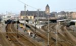Der Bahnhof Gießen ist ein sog. Keilbahnhof, dessen Gleisanlagen sich im Bahnsteigbereich gabeln. Links die Gleise der Main-Weser-Bahn Frankfurt - Kassel, rechts die Gleisanlgen der Vogelsbergbahn nach Fulda. (21.04.1981) <i>Foto: Oskar Bär</i>