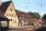 Das stattliche Empfangsgebäude von Fischbach bei Nürnberg. Erst 1972 wurde Fischbach ein Stadtteil von Nürnberg. (19.10.1984) <i>Foto: Peter Schiffer</i>