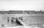 03 037 (Bw Hamburg-Altona) führt den F 11 "Nordexpress" auf der Rampe zur Rendsburger Hochbrücke am Nord-Ostsee-Kanal entlang. (04.05.1952) <i>Foto: Carl Bellingrodt</i>
