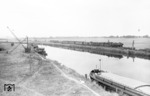 01 1096 (Bw Bebra) mit D 512 "Basel-Express" am Ufer des Elbe-Lübeck-Kanals bei Lauenburg. (06.08.1956) <i>Foto: Carl Bellingrodt</i>