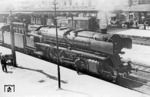01 239 (Umbau aus 02 006) vor E 387 im Bahnhof Ingolstadt. (1953) <i>Foto: Carl Bellingrodt</i>
