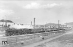 01 229 durcheilt vor F 53 "Domspatz" (Regensburg - Hamburg-Altona) den Rangierbahnhof Würzburg-Zell. (1955) <i>Foto: Carl Bellingrodt</i>