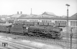 01 223, einer der wenigen DB-Neukessel-01er mit Rollenlagern (01 206, 211, 217, 223, sowie 01 222 mit Altbaukessel) bei der Einfahrt in den Bahnhof Hamburg-Harburg vor den Hallen des DB-Ausbesserungswerkes. (08.1961) <i>Foto: Carl Bellingrodt</i>