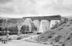 01 216 überquert vor Luxuszug L 52 ("Ostende-Wien-Express") die 46 m hohe Brücke über die Aurach in Emskirchen auf der Strecke Würzburg - Nürnberg. (26.06.1949) <i>Foto: Carl Bellingrodt</i>
