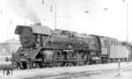 01 199 mit hochgelegten Versuchswindleitblechen der Bauart "Degenkolb" vor einem Schnellzug nach Hof im Bahnhof Bamberg. Die Windleitbleche sollten einen besseren Zugang zu den vorne liegenden Pumpen gewährleisten. (1946) <i>Foto: Kronawitter</i>