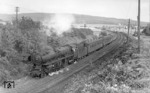 01 122 vor E 856 bei Niederselbach im Taunus (südlich von Idstein). Die Lok erhielt im Aw Nied am 25.06.1958 als erste von 50 Maschinen der Baureihe 01 einen Neubaukessel. Obwohl ein Wechsel der Neubaukessel nicht vorgesehen war, erhielt 01 131 am 25.01.1966 den Neubaukessel aus 01 122, die nach einem Unfall am 21.04.1965 ausgemustert worden war. (1956) <i>Foto: Carl Bellingrodt</i>