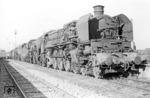 Nach dem Zweiten Weltkrieg verblieb ein Expemplar der französischen Dampflokomotive Klasse 241 A bei der Deutschen Reichsbahn der DDR. Sie diente als Versuchslok im Rahmen der Entwicklung der Kohlenstaubfeuerung und wurde 1952 aus dem Schadpark der RBD Greifswald entnommen und im RAW Zwickau umgebaut. Die Lok war ab Dezember 1953 beim Bw Dresden-Altstadt beheimatet und im Schnellzugdienst Dresden–Berlin eingesetzt. 1955 wurde die Lok nach nur 34000 km Laufleistung abgestellt. Das Bild zeigt 08 1001 mit weiteren Lokomotiven der Baureihe 18.0 abgestellt im Bw Dresden-Altstadt. (1957) <i>Foto: unbekannt</i>