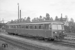 Der Akku-Triebwagen der Baureihe ETA 150 (ab 1968: BR 515) wurde 1955 in Dienst gestellt. Hier ist der nur die 2. Klasse führende Steuerwagen ESA 150 050 in Hameln zu sehen. (08.1960) <i>Foto: Reinhard Todt</i>