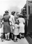 Pressefoto der Deutschen Reichsbahn, um das Mutter- Kindabteil der Reichsbahn zu bewerben. (1934) <i>Foto: RVM(Ittenbach</i>