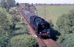 Neben 50 849 war auch die Nossener 50 1002-0 mit Wagnerblechen ausgerüstet. Hier zieht sie einen Personenzug nach Riesa durch die LPG-Felder bei Lommatzsch.   (11.05.1983) <i>Foto: Peter Schiffer</i>
