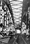 Ein zweiteiliger SVT der Bauart "Hamburg" hat soeben den Kölner Hauptbahnhof verlassen und rollt über die Hohenzollernbrücke. Ab 1. Juli 1935 wurden die Triebwagen auf der Strecke Berlin Stadtbahn – Hannover – Köln eingesetzt. Die Reisegeschwindigkeit des FDt 16 betrug auf dem Abschnitt Hannover – Hamm (Westf) 132,2 km/h. Die SVT galten damals als die schnellsten Züge der Welt. Noch vor Beginn des Zweiten Weltkrieges wurde der Triebwagenverkehr am 22. August 1939 eingestellt und die Züge aus dem Verkehr gezogen. (1935) <i>Foto: RVM (Felten)</i>