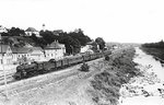 38 446 vor P 1619 in Kellmünz an der Iller. Die Lok wurde bereits ein Jahr nach dieser Aufnahme (01.07.1950) beim Bw Platting z-gestellt. (1949) <i>Foto: Carl Bellingrodt</i>