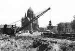 Aufbauarbeiten mit einer Lorenbahn in der Blücherstraße in der amerikanischen Zone von Berlin. Im Hintergrund die Kirche zum Heiligen Kreuz (23.06.1952) <i>Foto: Al Cocking (ACME)</i>