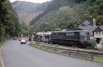151 033 mit einem Güterzug an der innerdeutschen Grenze in Falkenstein zwischen Probstzella und Ludwigsstadt. Im Vergleich hierzu die Aufnahme von 1939 mit 44 001 (siehe Bild-Nr. 5125). (21.09.1983) <i>Foto: Peter Schiffer</i>