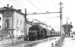 E 71 32 verlässt vor P 1210 den Bahnhof Lörrach. (27.06.1954) <i>Foto: Carl Bellingrodt</i>