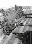03 1081 vor D 84 im Einschnitt zwischen Wuppertal-Elberfeld (heute Hbf) und Wuppertal-Steinbeck. Im Hintergrund das Gebäude der Bundesbahndirektion Wuppertal. (1960) <i>Foto: Winter, Slg. J. Bügel</i>
