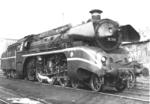 Im Jahre 1948 wurde die Lok 18 314 von der DB gegen die im Osten verbliebene 18 434 (bayr. S 3/6) getauscht. Sie kam zur Lokomotiv-Versuchsanstalt Halle (spätere VES-M Halle) und erhielt den Tender der DR 07 1001 (der früheren SNCF 231 E 18). Im Jahre 1958 wurde sie im RAW Zwickau rekonstruiert. Das Bild zeigt sie im rekonstruierten Zustand im Bw Halle-P. (1965) <i>Foto: Illner</i>