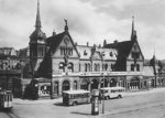 Im Zuge des Neubaus des Flensburger Bahnhofs wurde der 1883 gebaute alte Bahnhof zum ersten Zentralen Omibusbahnhof (ZOB) ausgebaut.  (1928) <i>Foto: RVM</i>
