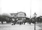 Der Bahnhof Hamburg-"Klosterthor" (damalige Schreibweise) befand sich von 1866 bis 1906 etwa 300 Meter südlich vom Steintor bzw. dem Südportal des jetzigen Hamburger Hauptbahnhofes im damaligen Stadtteil Klostertor, etwa auf Höhe der Straßen Hühnerposten und Altstädter Straße. Er bildete bis zu diesem Zeitpunkt das Ende der Hamburg-Altonaer Verbindungsbahn, die nordwärts zur Altona-Kieler Eisenbahn führte. Von hier aus führte ein Verbindungsgleis zum seinerseits noch etwa 150 Meter weiter südlich gelegenen Berliner Bahnhof der Berlin-Hamburger Eisenbahn. Später wurde ein weiteres Verbindungsgleis zum Hannoverschen Bahnhof (bis 1892 offiziell Venloer bzw. Venlo-Hamburger Bahnhof) und zur Hamburger Hafenbahn errichtet, das auf der Straße direkt vor dem Portal des Berliner Bahnhofs vorbeiführte. Der Bahnhof Klosterthor wurde nach Inbetriebnahme des neuen Hauptbahnhofes zum Bahnpostamt des unmittelbar dahinter südlich errichteten Hauptpostamtes Hühnerposten ausgebaut. An der Stelle des früheren Bahnhofsgebäudes befindet sich jetzt die Markthalle Hamburg und das ehemalige Hauptpostamt beherbergt jetzt die Zentralbibliothek der Hamburger Öffentlichen Bücherhallen (Quelle: Wikipedia). (1902) <i>Foto: RVM-Archiv (Lachmund)</i>