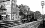 050 078-5 (50 078) im Bahnhof Neanderthal an der Strecke Düsseldorf-Gerresheim - Dornap-Hahnenfurth. (30.07.1975) <i>Foto: Joachim Bügel</i>