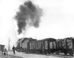 Eine polnische Ty 23 (BR 58.23) verlässt mit einem Kohlenzug den Bahnhof Brest-Litowsk. Über diesen Bahnhof liefen während des Zweiten Weltkriegs die Truppen- und Nachschubtransporte in Richtung Ukraine und auf die Krim. Für den Kohlentransport in Richtung Deutsches Reich musste selbst Wagenmaterial herhalten, dass der zugedachten Aufgabe nur unzureichend gewachsen war, was der offene Zweichser "Halle 5053" nur zu deutlich macht. (1943) <i>Foto: RVM (Steiner)</i>