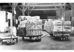 Blick in die Umladehalle Köln-Kalk Nord mit Produkten eines bekannten Schweizer Lebensmittelunternehmens für Instantsuppen, Brühwürfel und Flüssigwürze. (1934) <i>Foto: RVM</i>