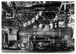 Auswechseln der Luftpumpe am Lok 57 3222 im Bw Düsseldorf-Derendorf. (24.03.1939) <i>Foto: RVM (Eckler)</i>
