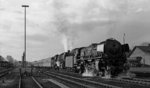 001 211-2 + 001 008-4 warten im stimmungsvollen Abendlicht vor E 658 "Frankenland" auf Ausfahrt im Bahnhof Neuenmarkrt-Wirsberg. Für die Fahrt über die "Schiefe Ebene" wird für den nötigen Kesseldruck gesorgt. (18.04.1973) <i>Foto: Burkhard Wollny</i>
