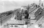 Blick über die Dächer von Kaub am Rhein auf 38 3626 vom Bw Wiesbaden, die mit einem Schotterzug unterwegs ist.  (15.07.1937) <i>Foto: RVM-Filmstelle Berlin (Bellingrodt)</i>