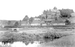 Die mit Heinl-Mischvorwärmer ausgerüstete 01 046 vom Bw Würzburg mit E 872 vor der Kulisse von Schloß Mainberg bei Schweinfurt. (1955) <i>Foto: Carl Bellingrodt</i>