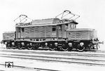 E 94 003 wurde am 6. Juni 1940 von der AEG an die Reichbahn geliefert, am 27.06.1940 abgenommen und ebenfalls dem Bw Innsbruck zugeteilt. Auf dem Werkfoto ist die Lok noch mit "RBD München, Bw Freilassing" beschildert, die vorgesehene Stationierung wurde jedoch verworfen. Auch sie verblieb nach Kriegsende in der Alpenrepublik, wurde dort als ÖBB 1020.20 eingereiht und als 1020 020-2 am 1. August 1994 bei der Zfl Villach kassiert (ausgemustert).  (06.1940) <i>Foto: Werkfoto</i>