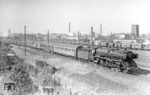 01 034 (Bw Köln Bbf) vor dem aus einem internationalen Wagenpark gebildeten F 107 ("Italien-Holland-Express") bei Düsseldorf-Derendorf. (17.06.1957) <i>Foto: Carl Bellingrodt</i>