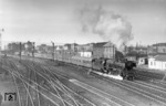 01 015 verlässt mit D 111 (Hamm - Braunschweig) den Bahnhof Minden in Westfalen. (1961) <i>Foto: Carl Bellingrodt</i>