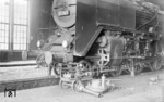 Einziehen der Kolbenstange mittels Öldruckpresse bei 01 003 im Bw Hamm P. (24.01.1936) <i>Foto: RVM-Filmstelle Berlin</i>