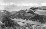 BBÖ 1170.08 + 1670.04 (E 45 08 + E 22 104) vor D 77 im Stubaital bei Patsch auf dem Weg zum Brenner. (09.1938) <i>Foto: RVM-Filmstelle Berlin</i>