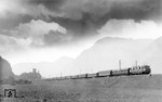 E 22 122 (BBÖ 1670.22) vor D 122 bei Rattenberg im Inntal (zwischen Jenbach und Wörgl). (15.09.1938) <i>Foto: RVM-Filmstelle Berlin</i>