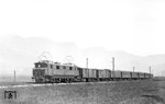 E 22 126 (BBÖ 1670.26) vor einem Persdonenzug bei Hall in Tirol. (16.09.1938) <i>Foto: RVM-Filmstelle Berlin</i>