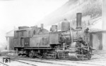 Für die steirische Erzbergbahn wurden zwischen 1890 und 1908 insgesamt 18 Lokomotiven der Baureihe 97 gebaut. Bei den Kaiserlich-königlichen österreichischen Staatsbahnen (kkStB) als Reihe 69 in Dienst gestellt, waren sie die ältesten und stückstärksten österreichischen Zahnradbahn-Dampflokomotiven. Im März 1938 - nach dem "Anschluss" Österreichs an das Dritte Reich - wurden alle 18 Maschinen von der Deutschen Reichsbahn übernommen und erhielten die Baureihenbezeichnung 97 201–218. Das Foto zeigt 97 209 in der Zugförderstelle Vordernberg. (24.05.1942) <i>Foto: RVM-Filmstelle Berlin</i>