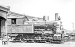 Lok 1 "Feldberg" der Mecklenburgischen Friedrich-Wilhelm-Eisenbahn (MFWE) im Bw Neustrelitz. Die Lok wurde 1910 bei Hohenzollern unter der Fabrik-Nr. 2703 gebaut und erhielt ab 1942 die Betriebsnummer 89 952 bei der Deutschen Reichsbahn. Sie wurde am 22.01.1948 ausgemustert und danach als Werklok beim Aw Lübeck eingesetzt. (02.07.1935) <i>Foto: DLA Darmstadt</i>