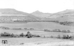 01 094 (Bw Frankfurt/M 1) mit D 86 auf der alten Nord- Südstrecke bei Eichenberg. Im Hintergrund die Burgruine Hanstein. Durch ihre besondere Lage im Dreiländereck Thüringen - Niedersachsen - Hessen an der innerdeutschen Grenze wurde der Nordturm der Burgruine nach 1945 als Beobachtungsposten der DDR-Grenztruppen genutzt.  (02.08.1936) <i>Foto: DLA Darmstadt</i>