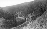 39 022 (Bw Erfurt P) mit D 15 bei Gehlberg in Thüringen. Der Zug wird gleich im 3039 m langen Brandleitetunnel entschwinden und Oberhof erreichen.  (01.09.1936) <i>Foto: DLA Darmstadt</i>