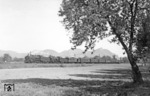 38 2111 (Bw Bonn) + 38 3733 (Bw Köln-Deutzerfeld) mit P 1285 vor der Kulisse des Siebengebirges bei Bonn-Mehlem. (29.04.1934) <i>Foto: DLA Darmstadt</i>