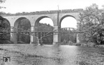 38 1045 vor P 668 auf dem 475 m langen Granitsteinviadukt über die Neiße bei Görlitz. Auf der Brücke ist ein Oberleitungsmast der elektrifizierten Strecke von Hirschberg zu erkennen. Am letzten Kriegstag des Zweiten Weltkriegs - dem 07. Mai 1945 - sprengte die Wehrmacht noch das Viadukt. Erst 1957 wurde die Brücke für den grenzüberschreitenden Eisenbahnverkehr wieder freigegeben. Sie bildet heute die Staatsgrenze zwischen Deutschland und Polen.  (05.06.1936) <i>Foto: DLA Darmstadt</i>